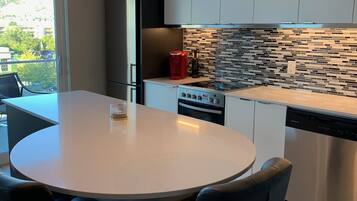 冷蔵庫、電子レンジ、オーブン、コンロ