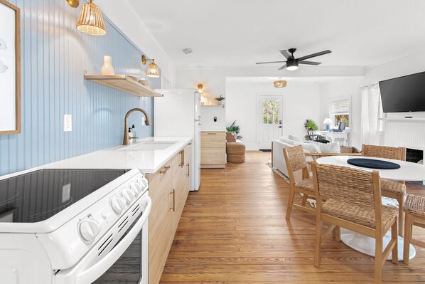 Refrigerador, microondas, horno, placa de cocina