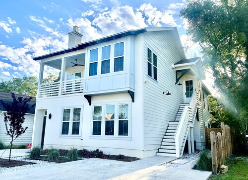 3BR/2.5BA in the heart of downtown Ocean Springs! The Wellington Penthouse