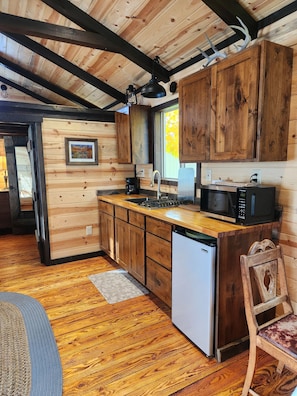 Refrigerador, microondas, parrilla de estufa y cafetera y tetera