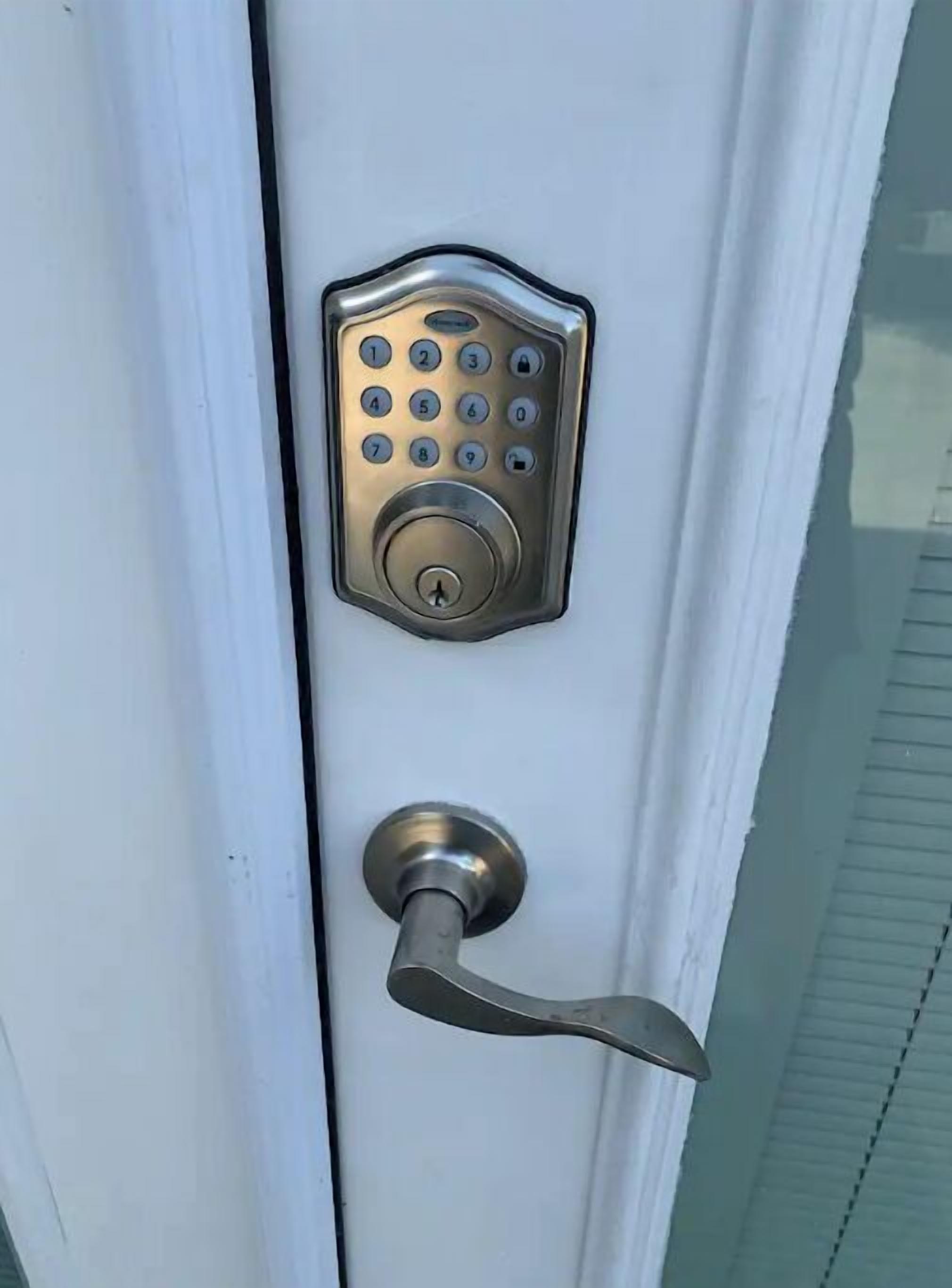 Uma porta com fechadura eletrônica de teclado moderno e puxador alavanca.