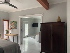 2 slaapkamers, een bureau, een strijkplank/strijkijzer, reisbedje