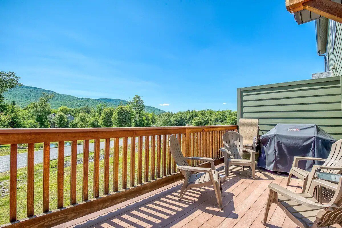 Luxe 4-Bedroom Townhome In The Heart Of White Mountains!
