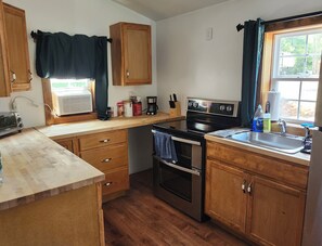 Fridge, oven, stovetop, coffee/tea maker