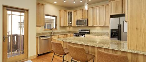 冷蔵庫、電子レンジ、オーブン、コンロ