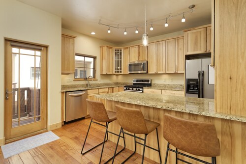 Excellent Location- Downtown Carbondale on Main St.!