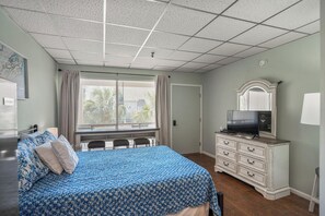 Condo, Plusieurs lits, vue sur la plage | 1 chambre, décor unique, ameublement unique, accès au Wi-Fi (inclus)