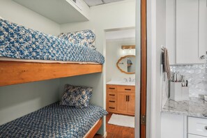 Condo, várias camas, vista para a praia | 1 quarto, individualmente decorados, individualmente mobiliados