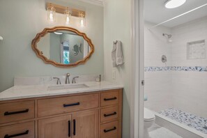 Condo, Plusieurs lits, vue sur la plage | Salle de bain | Douche, serviettes fournies