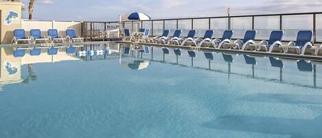 Alberca techada y alberca al aire libre