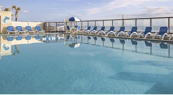 من حمّامات السباحة المغطاة، حمّام سباحة خارجي