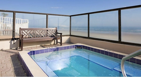 Alberca techada y alberca al aire libre