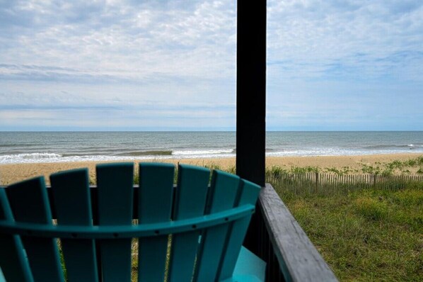 En la playa y camastros 