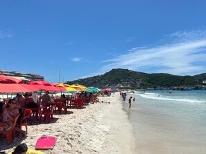 Plage, chaises longues