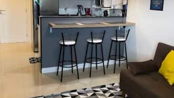 Una Smart TV, videojuegos, un futbolín, una mesa de tenis de mesa