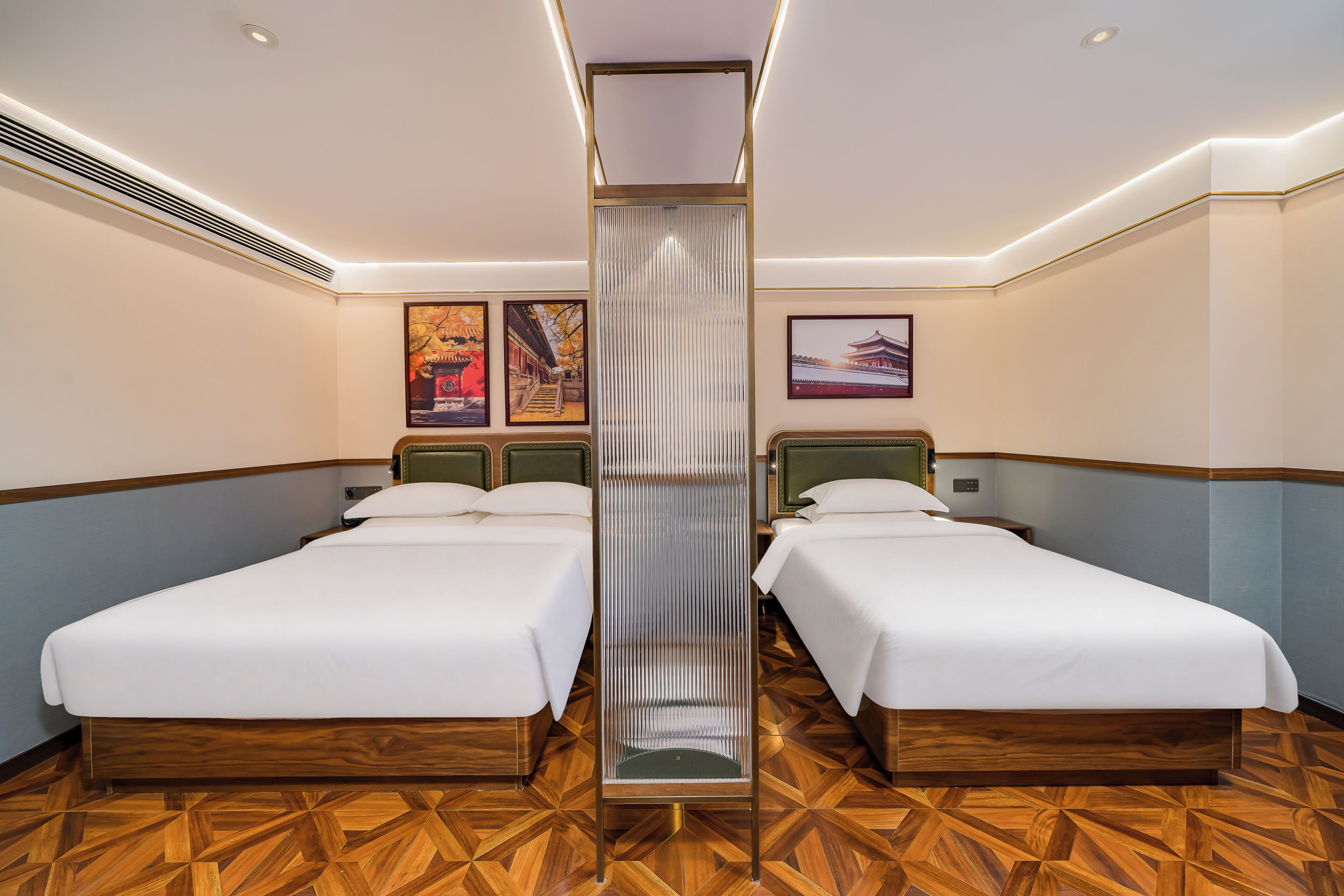 Habitación de hotel con dos camas, un panel decorativo vertical y suelo de madera.