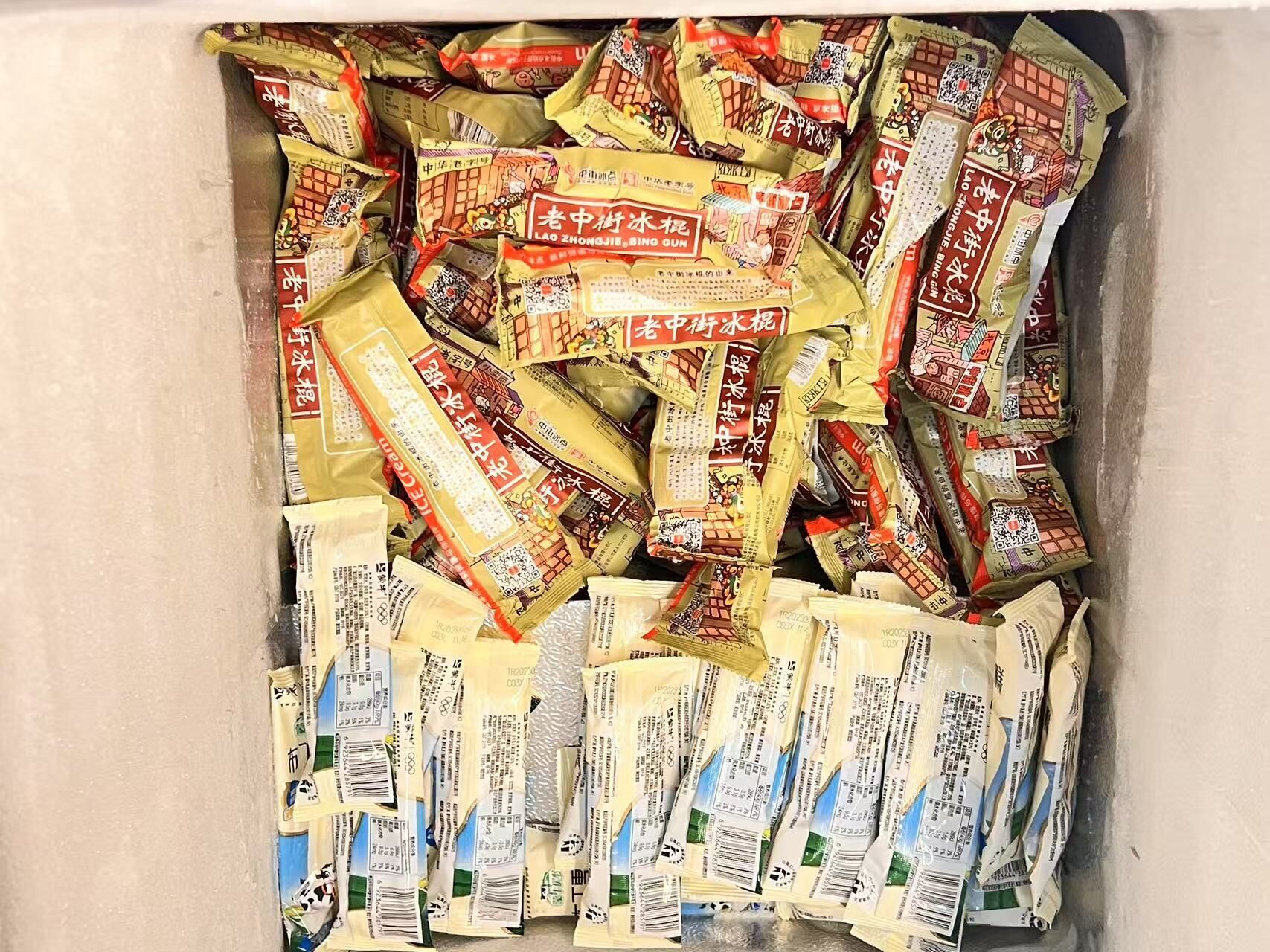 Un lavamanos lleno de diversos alimentos envasados.