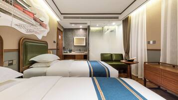 Habitación empresarial - 1 cama matrimonial o 2 individuales, varias camas | Edredón, camas con efecto memoria y espacio para trabajar con laptop