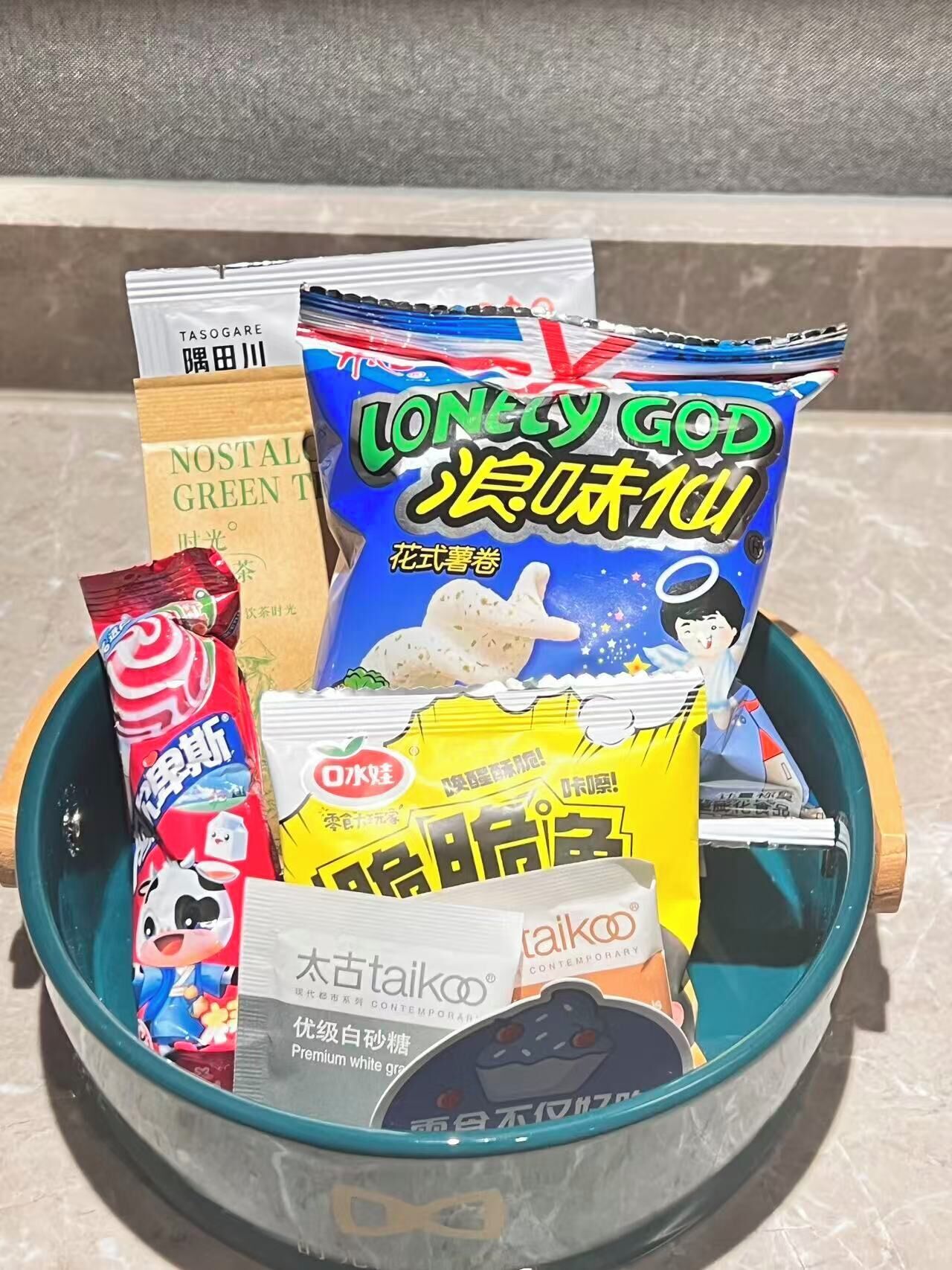 Un tazón con diferentes paquetes de comida y un objeto pequeño.