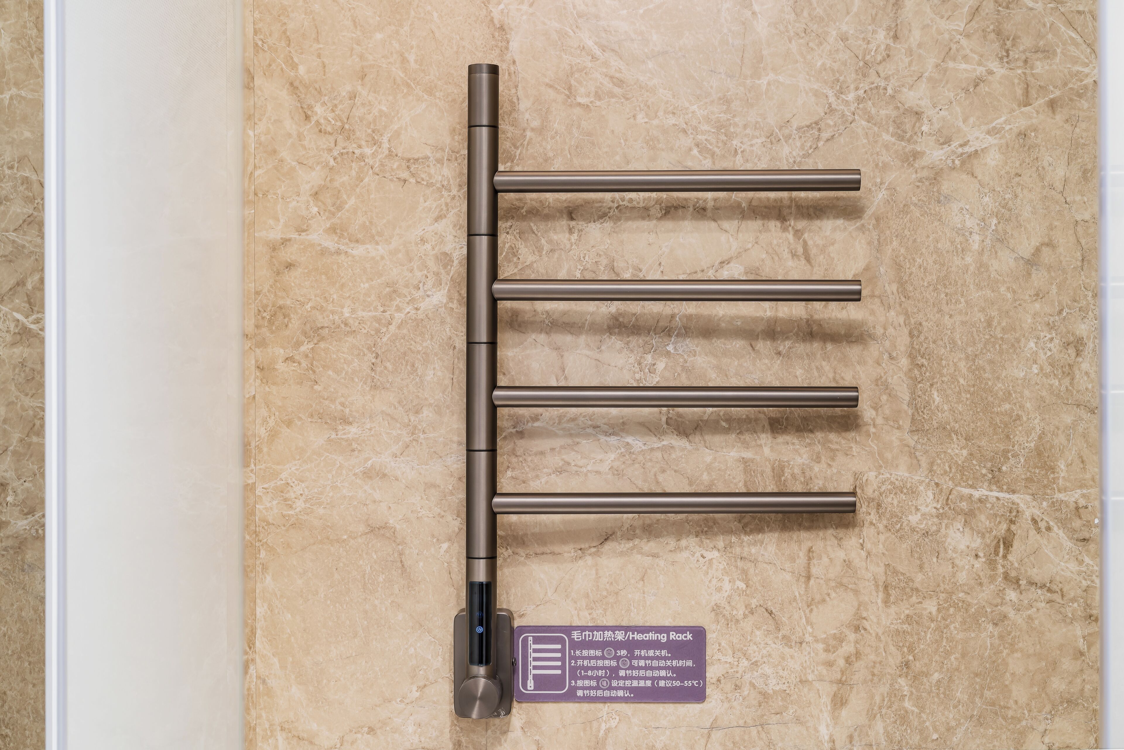 Estante metálico calefactor con panel de control y señal con instrucciones.