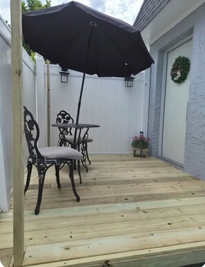 Outdoor dining - Studio at family home recently remodeled, free wifi ,and live tv (Port Richey)
