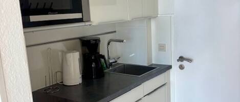 Refrigerador, microondas, placa de cocina, cafetera/tetera