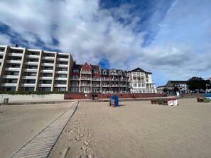 Unclassified image, 4 of 31, button