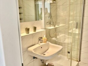 Ducha, secador de pelo, toallas