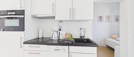 Fridge, microwave, stovetop, dishwasher