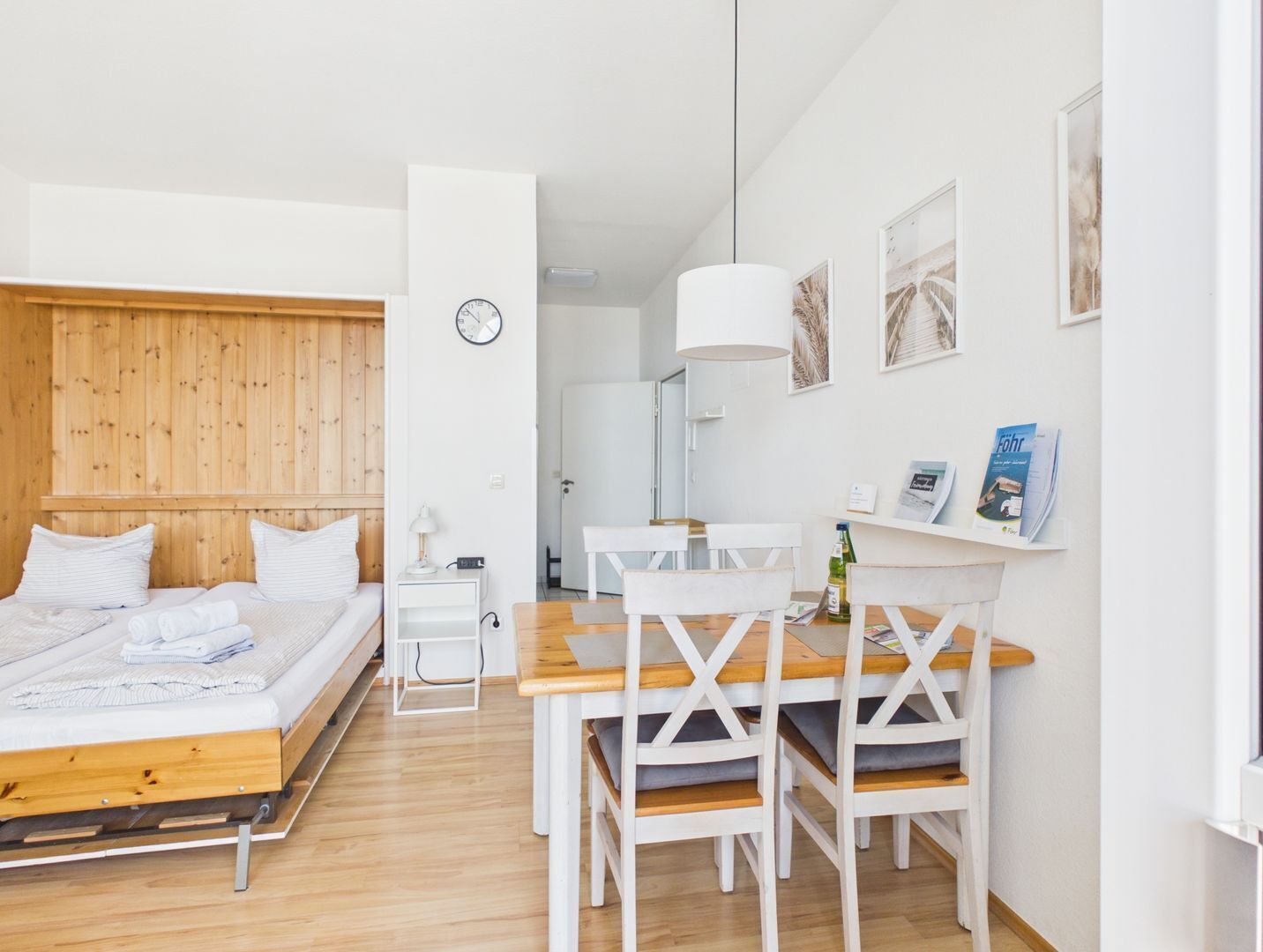 2 bedrooms, desk, WiFi, bed sheets