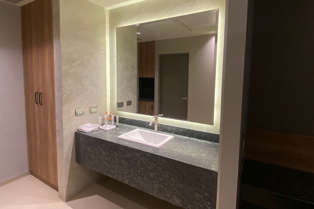 Kamar mandi | Shower dan handuk