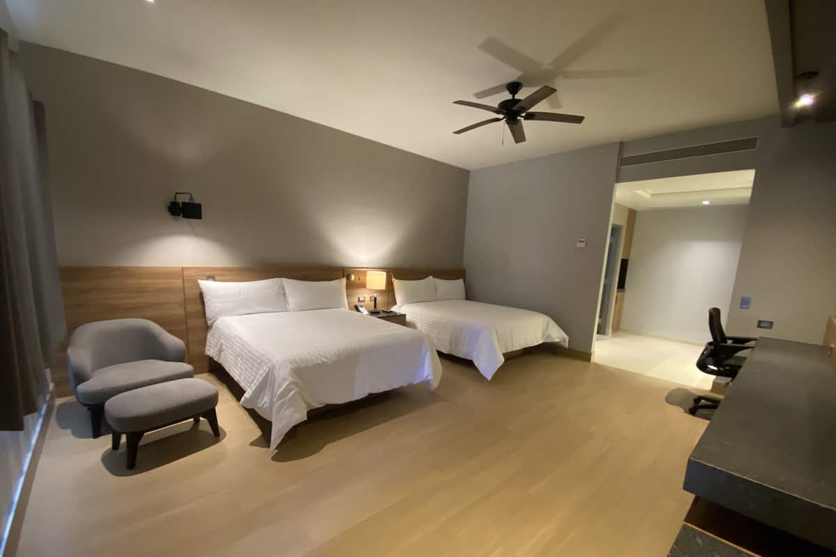 Kamar Double Deluks | Seprai premium, selimut bulu angsa, dan brankas