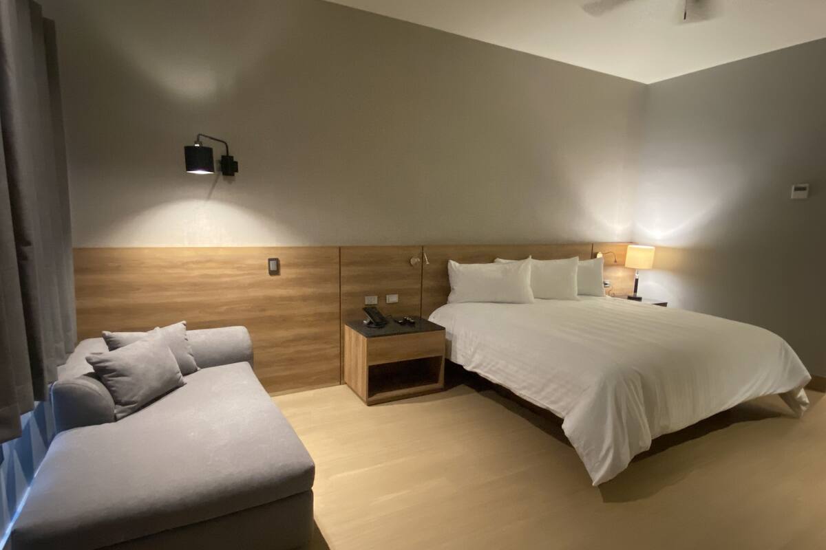 Kamar Single Deluks | Seprai premium, selimut bulu angsa, dan brankas