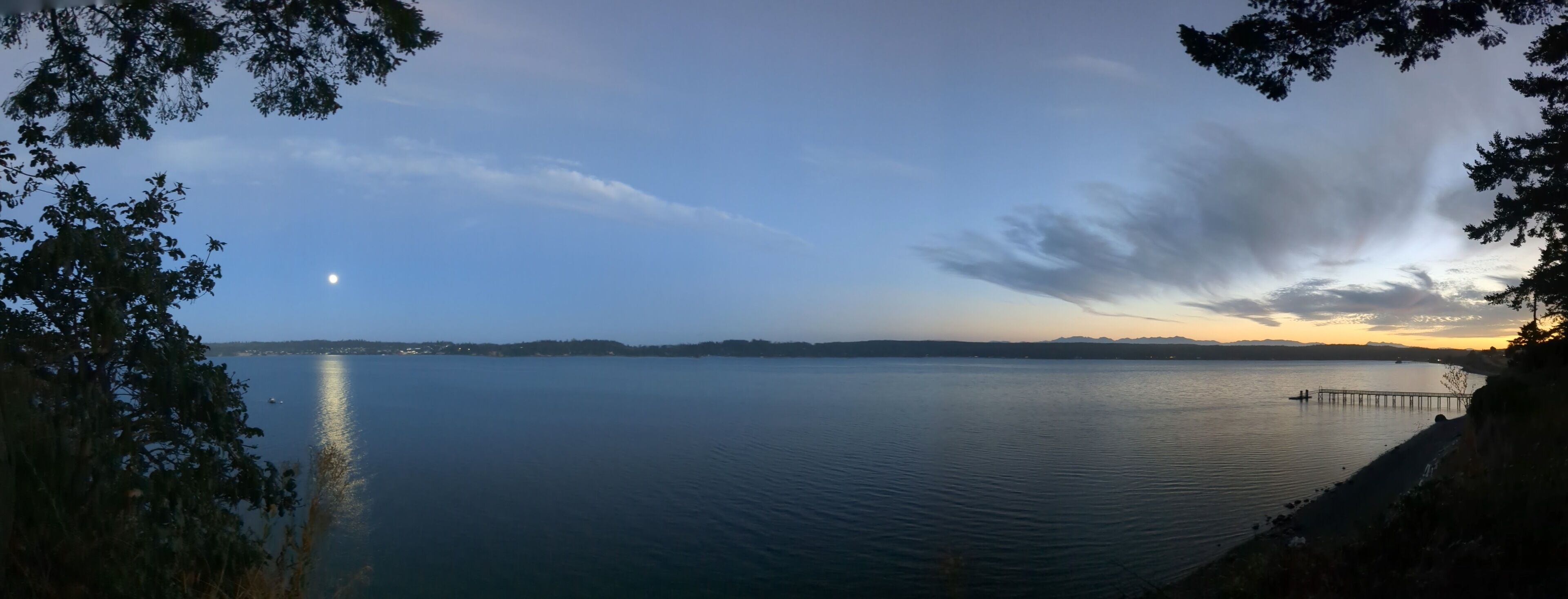 A magnificent moonrise and sunset view at the same time. 