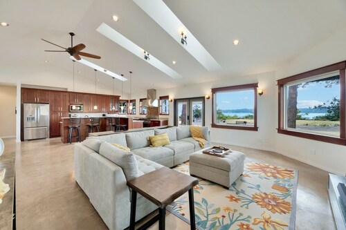 Grand Waterfront Getaway Olympic Views & amenities