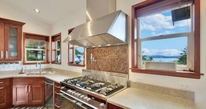 Grand Waterfront Getaway Olympic Views & amenities
