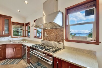 Grand Waterfront Getaway Olympic Views & amenities