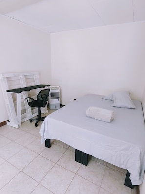 3 habitaciones, escritorio, tabla de planchar con plancha y wifi gratis