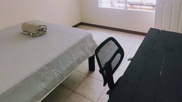 3 habitaciones, escritorio, tabla de planchar con plancha y wifi gratis