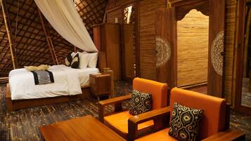 2 bedrooms, desk, WiFi (free), bed sheets