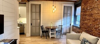 Lovely 1-bedroom in downtown Portsmouth steps to everything!