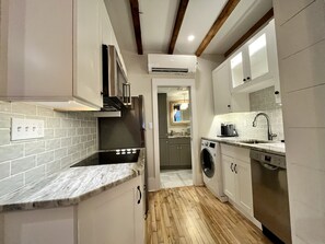 Jääkaappi, mikroaaltouuni, uuni, liesi