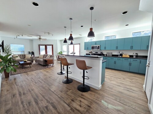 Beautiful Midtown Modern retreat