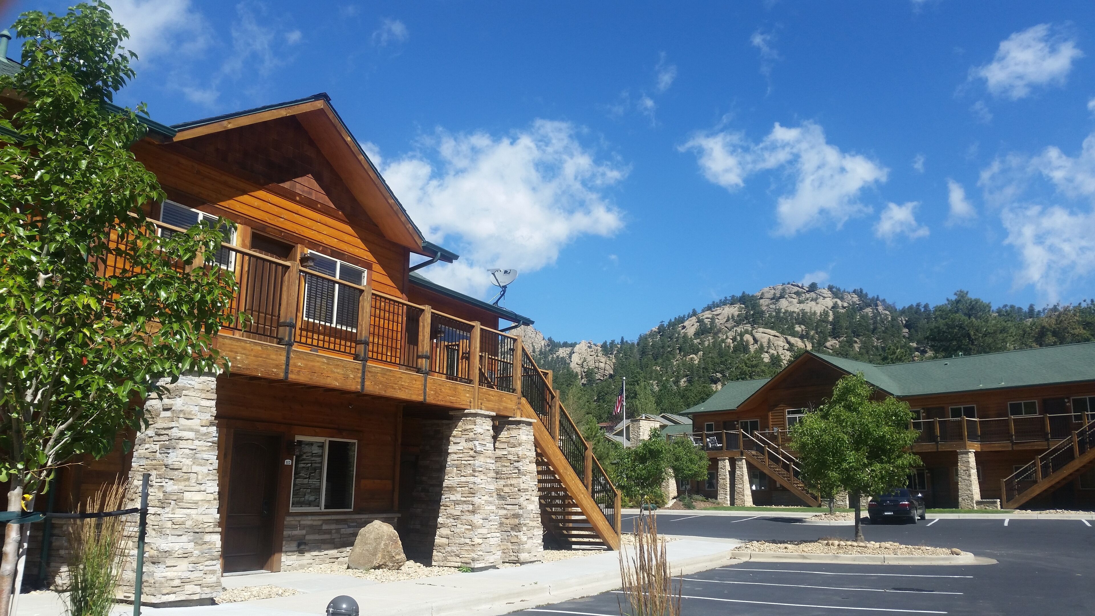 Mountain view condo, 5-minute walk to downtown. Close proximity to hot tub, pool