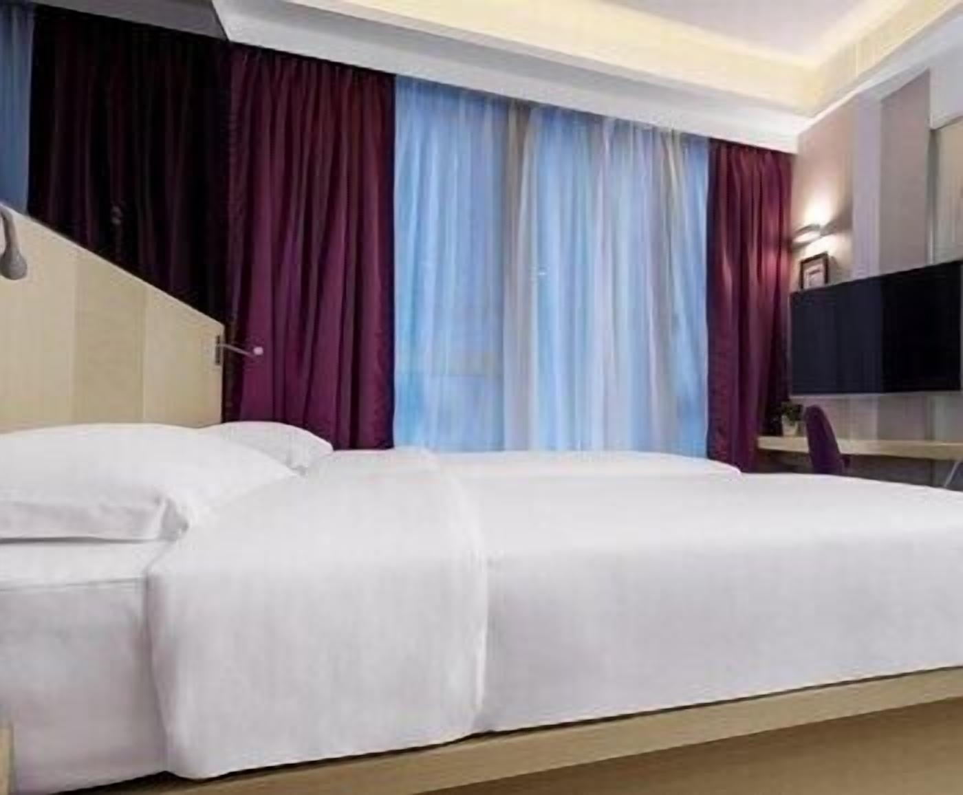 Premium bedding, down comforters, minibar, in-room safe