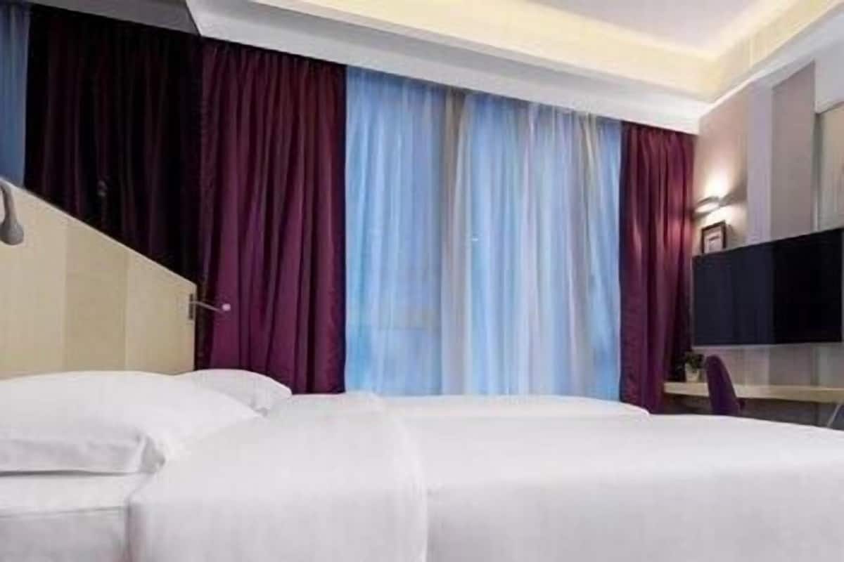 Premium bedding, down comforters, minibar, in-room safe