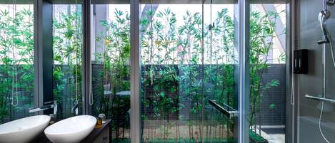 Starphire Crystal Room | Bathroom | Shower, rainfall showerhead, eco-friendly toiletries, hair dryer