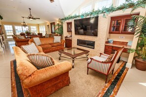 Flat-screen TV, fireplace, Netflix, DVD player