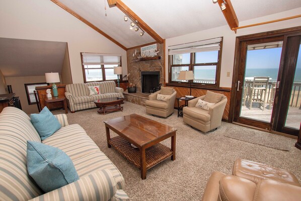 TV, caminetto, libri