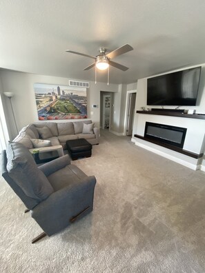 Smart TV, fireplace - Relaxing Entire House in Ankeny, IA (Bondurant)